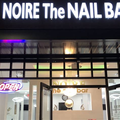 I used to enjoy frequenting Lush Nail Bar to have my fingers, toes, and brows maintained. It's an average quickie strip-mall nail salon; moderate prices, moderate service/quality, with a well-designed atmosphere and staff with a laid-back disposition. 